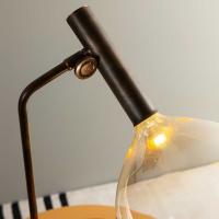 Particolare del meccanismo che permette di orientare la lampada da tavolo Sofì di Bonaldo