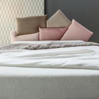 Possibilità infinite di combinare colori e texture dei cuscini della testiera del letto Picabia di Bonaldo