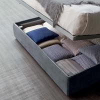 Dettaglio del contenitore del letto Tonight di Bonaldo, disponibile nella versione con giroletto alto imbottito e ideale per riporre coperte, guanciali o vestiti