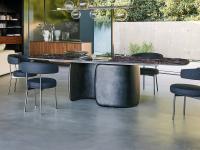 Tavolo con base centrale di design Mellow di Bonaldo, basamento in poliuretano laccato piombo effetto spazzolato