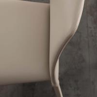 Dettaglio dello schienale con cuciture in tinta al rivestimento della sedia Deli