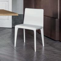 Sedia elegante e moderna Filly di Bonaldo - modello con seduta più larga e rivestimento in pelle bianca