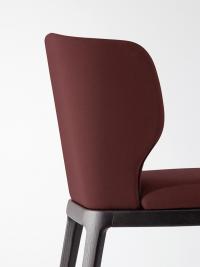 Particolare dello schienale sagomato e rivestito in tessuto della sedia Joy di Bonaldo