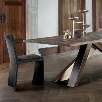 Sedia Ketch perfetta in soggiorno accostata a un tavolo con piano in legno