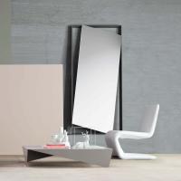 Lo specchio con cornice minimal Hang Up di Bonaldo permette di arredare con gusto e originalità le pareti di casa