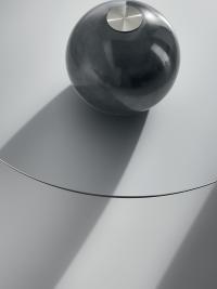 Dettaglio del piano rotondo in vetro cristallo trasparente con base a sfera