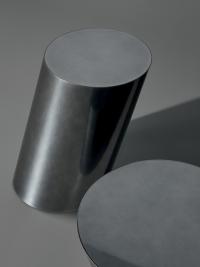 Particolare del piano in metallo in tinta alla base del tavolino Pisa di Bonaldo