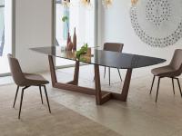 Tavolo Art di Bonaldo nel modello con basamento in legno massello di noce americano