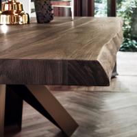 Particolare del piano con bordi naturali in legno massello del tavolo Big Table di Bonaldo
