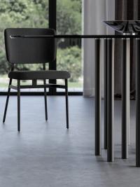 Tavolo con molte gambe cilindriche Mille di Bonaldo, piano in vetro fumé e struttura in metallo verniciato piombo