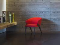 Poltroncina Matilde Lounge in tessuto rosso e gambe in legno