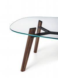 Particolare delle gambe in legno rastremate e inclinate del tavolo Adelchi