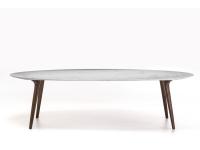 Tavolo ellittico da soggiorno Leander con piano in marmo Bianco Carrara e gambe in legno di noce canaletto