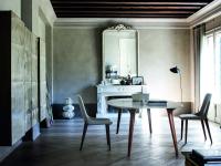 Tavolo da soggiorno Leander con piano in marmo Bianco Carrara e gambe in massello di noce canaletto