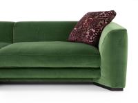 Vista della seduta del divano Franklin con schienale basso e bracciolo sagomato