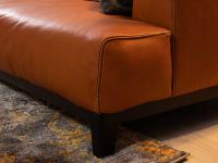 Particolare del cuscino di seduta con basamento in legno essenza black oak