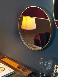 Specchio Half Moon rotondo di Borzalino con dettagli in ottone e tessuto