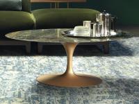 Tavolino ellittico fronte divano Saar di Borzalino in marmo Port Laurent e struttura in metallo Sunset Copper