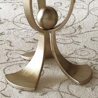 Particolare della struttura del tavolino Calice in ferro curvato e tagliato a laser con sfera decorativa