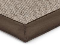 Particolare del tappeto in marrone melange e del bordo in similpelle nabuk moro