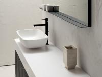 Ampio top in Corian con lavabo in appoggio - dettaglio della mensola in alluminio di soli cm 0,3 di spessore