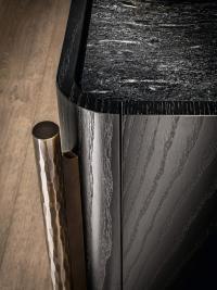 Particolare della scocca in legno con spigoli curvati e top ribassato in marmo