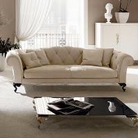 Design elegante ed accogliente per il divano George di Cantori con braccioli a ricciolo
