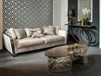 Salotto di lusso con protagonista il divano Voyage abbinato al tavolino Isidoro e alla consolle Rodin