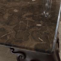 Dettaglio del tavolo con piano in marmo George di Cantori