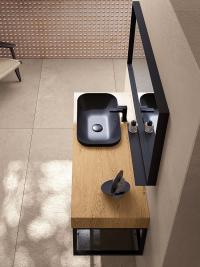 Raffinato contrasto materico tra il top legno rovere, la ceramica nera opaca del lavabo, e metallo nero opaco di struttura e specchiera