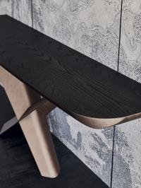Particolare del piano in legno Olmo tinto poro aperto nero con sottopiano in legno mdf laccato opaco brushed bronze