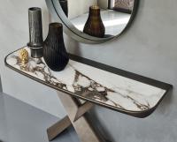 Particolare del piano in Keramik effetto marmo con bordo in legno mdf laccato opaco brushed bronze