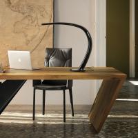 Lampada da tavolo di design curva Mamba di Cattelan, ideale per illuminare una scrivania