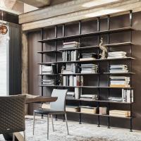Libreria componibile a pali Airport di Cattelan con montanti pavimento-soffitto