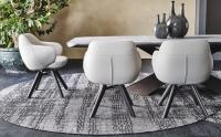 Composizione con Bombè di Cattelan, tavolo Tyron Keramik Premium e tappeto Mumbai 