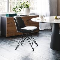 Sedia Flaminia di Cattelan ideale in un soggiorno, seduta e schienale imbottiti e struttura in metallo goffrato