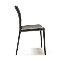 Dettaglio dello schienale della sedia Norma di Cattelan leggermente curvato per il massimo comfort di seduta