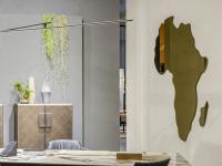 Africa di Cattelan, specchio di design sagomato. Grande impatto scenico, adatto in living luminosi e colorati