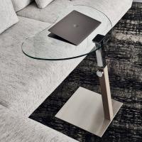 Tavolino di design con altezza regolabile Lap, perfetto per essere usato fronte divano come postazione da lavoro