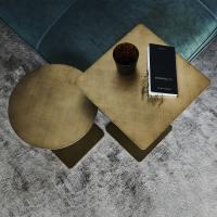 Tavolino lato divano in metallo dorato Step di Cattelan disponibile nei modelli quadrato e rotondo