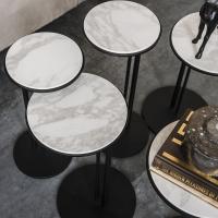 Particolare delle naturali sfumature del piano effetto marmo dei tavolini Sting di Cattelan
