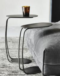 Tavolino servente di design Yago, comodo e stabile, utilizzabile come portabicchieri lato divano