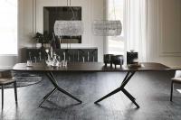 Tavolo di design Atlantis di Cattelan - versione con piano in legno impiallacciato con bordi bisellati in laccato opaco graphite