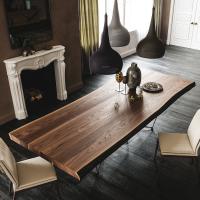 Tavolo di design Gordon di Cattelan con piano in legno impiallacciato e bordi in massello, ideale in un soggiorno dalle dimensioni importanti.