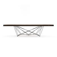 Vista frontale del tavolo Gordon di Cattelan con base in metallo e piano con bordi irregolari in legno massello (spessore: 8 cm).