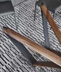 Particolare della base in legno massello e acciaio verniciato