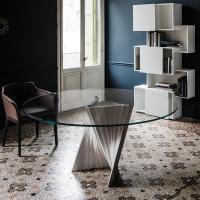 Tavolo rotondo con base in marmo Plisset di Cattelan e piano in cristallo trasparente