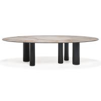 Tavolo Roll di Cattelan nel modello con 5 gambe con piedini in metallo cromo nero
