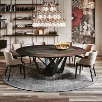 Tavolo rotondo di design Skorpio di Cattelan con piano in legno e inserto in Keramik effetto marmo