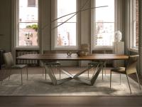 Tavolo da soggiorno di design Skorpio di Cattelan con piano in legno e basamento in metallo verniciato